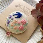 作品【送料無料】青い鳥と砂糖菓子色の花達　刺繍ブローチ