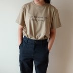 作品フランス語ロゴTシャツ【サンドカーキ】La chance