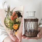 作品ドライフラワーブーケ 3色からの選べる♪ラタンのフラワーベース付（ブラウン）ギフトセット【母の日ギフトセット、引越し祝い、記念日、お祝いのプレゼント】スワッグとしても飾れる花束アレンジメントと花瓶