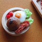 作品あんパン  朝食プレートのブローチ