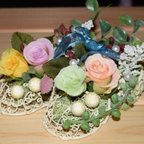 作品フラワーベビーシューズ２足セット　出産のお祝いやプレゼント用の贈り物として　ワイヤー花器にお花をアレンジメント　W-1