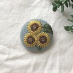 作品ひまわり刺繍のくるみボタンブローチ