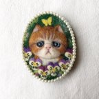 作品花と猫　ブローチ　エキゾチックショートヘア　茶白猫　すみれ(ビオラ・パンジー)