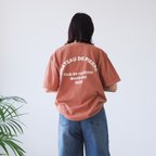作品【ユニセックス】くすみカラーロゴTシャツ オレンジ(半袖)