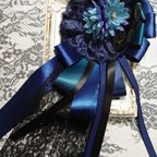 作品ヴィクトリア女王の青い花のコサージュ