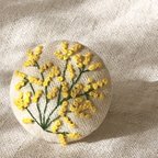 作品満開のミモザ 刺繍ブローチ ヘアゴム可 くるみボタン　