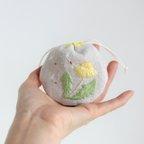 作品ちいさなたんぽぽ刺繍のまんまる巾着袋（SSサイズ）【受注生産】