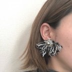 作品モノトーン糸とビーズ刺繍ピアス