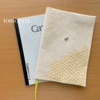 作品 A5サイズ左開き・ミツバチ刺繍のノートカバー