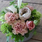 作品ベージュのバラがシックな　母の日　ピンクベージュアレンジメント　｟生花｠