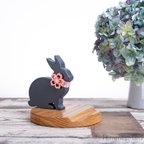 作品桜カラー・ウサギの木製スマホスタンド