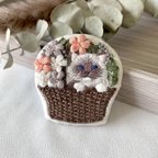 作品◇お花と一緒◇花籠ネコの刺繍ブローチ　ラグドール  バーマン　ヒマラヤン