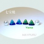 作品七宝焼　小さな三角形の緑色のピアス/イヤリング（Yama）