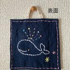 作品小さな刺繍絵画　くじらと不思議なきのこ