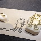 作品消しゴムはんこ　竹馬に乗る動物と足跡