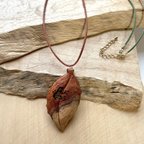 作品ツートンカラー　かえる葉(中)くり抜き　木製ネックレス　カリンの木　赤茶色からクリーム色