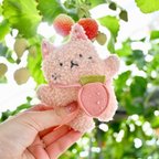 作品いちごミルクなベビねこちゃん（いちごポシェット付き、スレンダーぬいぐるみ素材ベビーピンク）