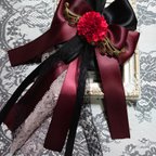 作品カーミラ女王の赤い花のコサージュ