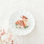 作品お花畑にいる子鹿の羊毛ブローチ🦌