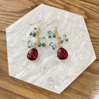 作品いちごのぷっくり一粒ピアス　レジンピアス