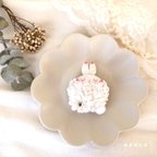 作品【ミニサイズ】お花いっぱい白うさぎちゃんのブローチ(販売3)