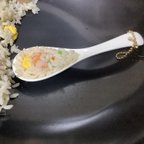 作品「チャーハンのチャーム」　チャーハン　れんげ　陶器　焼き豚　炒り卵　食品サンプル　フェイクフード　本物のような　おいしそう　美味しそう　おもしろい　チャーム