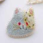 作品チュールリボンをつけた　猫の刺繍ブローチ　　猫アクセサリー　ネコ　ビーズ