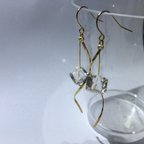 作品揺れるピアス　スクエアクリスタル　ゴールドカラー