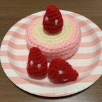 作品【送料無料】クリームたっぷりストロベリーロールケーキの編みぐるみ　いちご3個付き　紙皿もお付けします　美味しそう