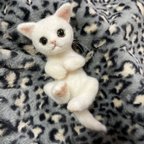 作品羊毛フェルト✨寝転び抱っこ白猫子猫✨ハンドメイド
