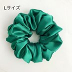 作品【 Lサイズ＊グリーン】シュシュ ハンドメイド scrunchie サテン