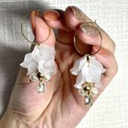 作品【57】花びら×エメラルドカットクリスタルチャーム　揺れるフープピアス　フラワー 結婚式　ウェディング　ゴールド　花　フェミニン　可憐　華やか　上品