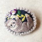 作品ふっくら ナマケモノとパンジーの花束の刺繍ブローチ