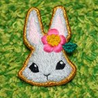 作品はんなりうさぎさんの手刺繍ブローチ