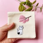 作品桜を見上げるネコちゃんの手刺繍ハンカチ  