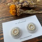 作品刺繍とビーズのお花ピアス(イヤリング) ライトグレー