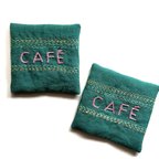 作品ポップなグリーンとカラフル刺繍のコースターCAFÉ (1枚)