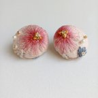 作品インド刺繍のくるみボタン　イヤリング　〜薄桃色の花と唐草(Mサイズ)〜