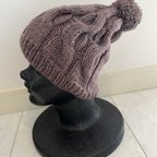 作品ポンポン付き手編みの帽子　アクリル毛糸使用　ブラウン系
