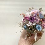 作品【送料無料】ミニ薔薇と紫陽花のコサージュ/水色×淡ピンク×淡紫✴︎プリザーブドフラワー✴︎