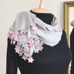 作品【受注製作】レースの花付き パシュミナストール「桜」ライトグレー