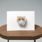 作品つけ襟猫ちゃんの手刺繍ブローチ・茶トラ白 エキゾチックショートヘアー×イエロー系アイ