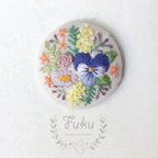 作品ボタニカル ブルービオラB L　刺繍くるみボタン　ヘアゴムorブローチ〈大きさ：38mm〉