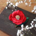 作品ミニ椿の刺繍ブローチ