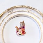 作品【再販】お花をまとったカフェ色猫のブローチ