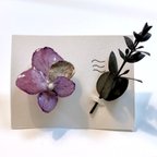 作品紫とシルバーの花のブローチ