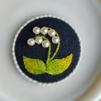 作品くるみボタン刺繍　ブローチorヘアゴム