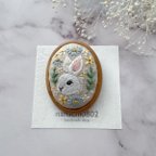 作品▷新作 幸せを運ぶ花とうさぎの手刺繍ブローチ　〜木枠ブローチ〜