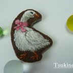 作品ピンクのリボンの【アヒル】　刺繍ブローチ