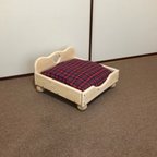 作品ペットベッド　小型犬・猫用木製ベッド脚付クッション付き